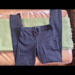 Joe’s. No pockets. Inside facing ankle zip.